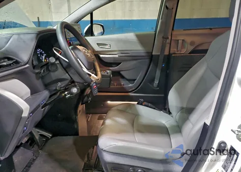 2022 Toyota Sienna Xle z USA, uszkodzony, nr VIN 5TDYRKEC1NS100250